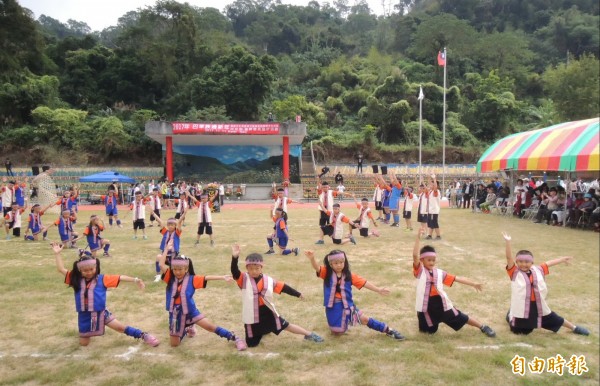 苗栗縣三義鄉鯉魚國小學生身穿巴宰族傳統服飾表演大會舞,傳承巴宰族文化。(記者張勳騰攝)