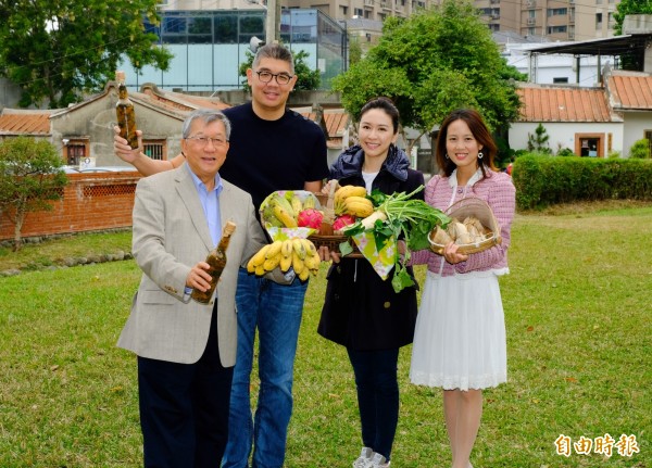 連勝文（左二）、蔡依珊（右二）夫婦今天到新竹縣參加「13好市集」活動，受到縣長邱鏡淳（左一）、文化局長張宜真（右一）的熱情歡迎。（記者蔡孟尚攝）