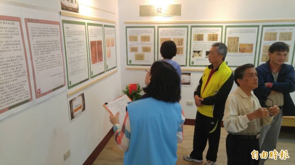 國立大湖農工舉辦大湖地區開辦養蠶事業130週年紀念展，讓外界回顧養蠶興衰史。（記者張勳騰攝）