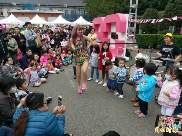 藝人帶動唱讓孩子們快樂與州廳一起過生日。（記者蔡彰盛攝）