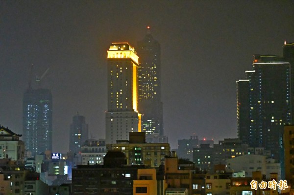 圖為今晚空氣品質仍出現紅色警示的高雄前金區夜空。(記者黃志源攝)