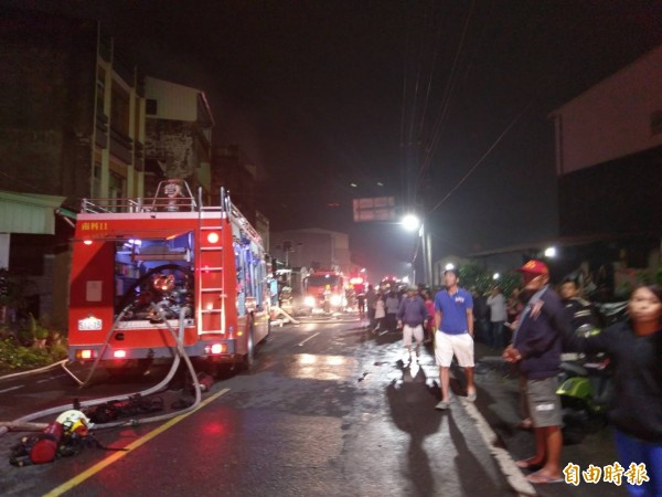 一棟民宅起火，引發民眾圍觀。（記者黃文瑜攝）