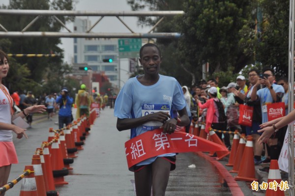 今年澎湖遠航馬拉松，男子組第一名由肯亞Rotich Willy Kipkemoi奪冠。 （記者劉禹慶攝）