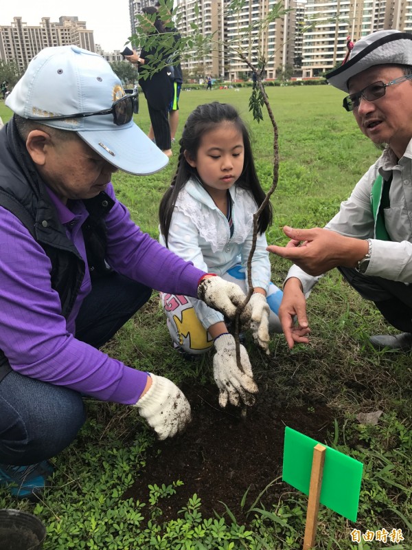 國際扶輪3522區今早於淡水公八防災公園舉辦植樹活動，要在淡海新市鎮打造原生植物園區。（記者葉冠妤攝）