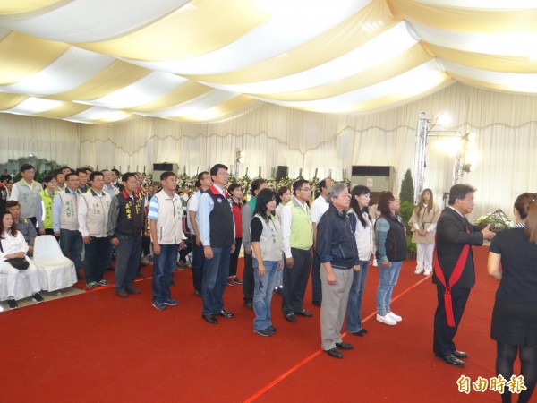 台南市議會副議長郭信良（右二）帶領各黨派議員與議員參選人向辭世的小北百貨創辦人黃卜文靈前致祭。（記者王俊忠攝）