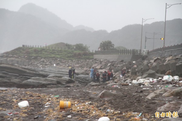 警、消及海巡人員在現場查看周邊是否留有男子遺物(記者吳昇儒攝)