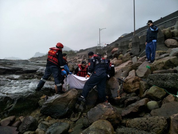 警消、海巡人員合力將男子遺體抬出(記者吳昇儒翻攝)