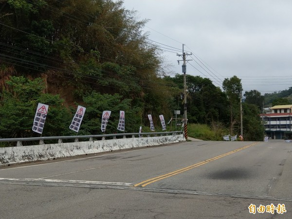 台電大湖鄉義和村蓋電塔，居民批蠻橫，台三線上可以見到居民所掛不滿標語（記者蔡政珉攝）