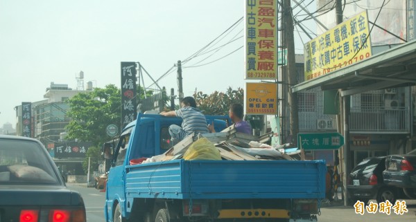 貨車斗載人屬違規，且容易發生危險。 情境照，圖中人事物與本新聞事件無關。 （記者李立法攝）