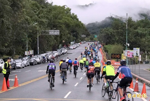 日月潭自行車嘉年華活動,今在風雨中登場,車友熱情不受影響,對日月潭雨中山水朦朧美,也留下深刻印象。(記者謝介裕攝)