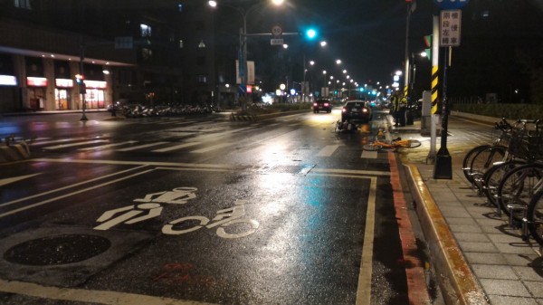 潘姓女子酒駕撞傷騎乘U-BIKE的朱姓少年，拒絕酒測被警方帶法辦；警車後方地面為潘女機車與U-BIKE。（記者吳仁捷翻攝）