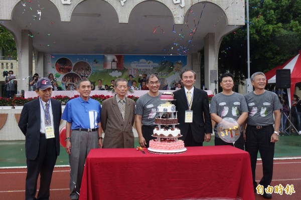 彰化市中山國小以生日蛋糕，來歡慶120歲生日。（記者劉曉欣攝）