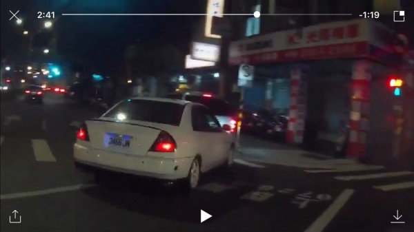 海山警分局埔墘派出所員警緝捕開車拒捕疑犯，追至台北市連開9槍，嫌犯王志豪今天投案；圖為王嫌駕車拒捕。（記者吳仁捷翻攝）