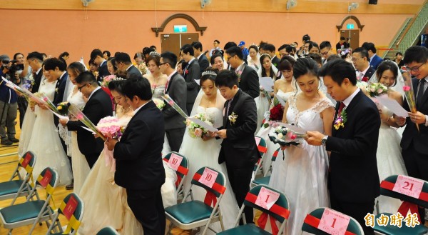 中鋼集團今天舉行台中場集團結婚，51對新人開心互許終身。（記者陳建志攝）