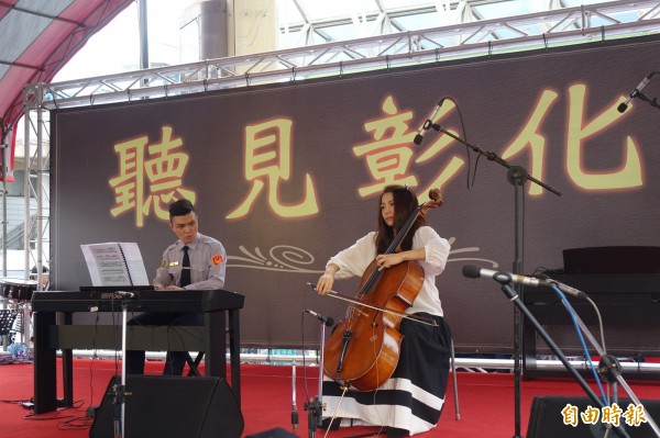 「警界鋼琴王子」詹永祥，以及大提琴美女演奏家孫韻涵，在「聽見彰化」共同演出。（記者劉曉欣攝）