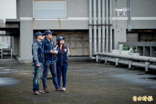 桃園市環保局與中原大學合作研發搭載空氣品質監測器的無人飛行機，預計明年3月能發表上路。（記者陳昀攝）