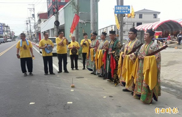 霧峰區四德路今天舉行路祭法會，祈求民眾出入平安。（記者陳建志攝）