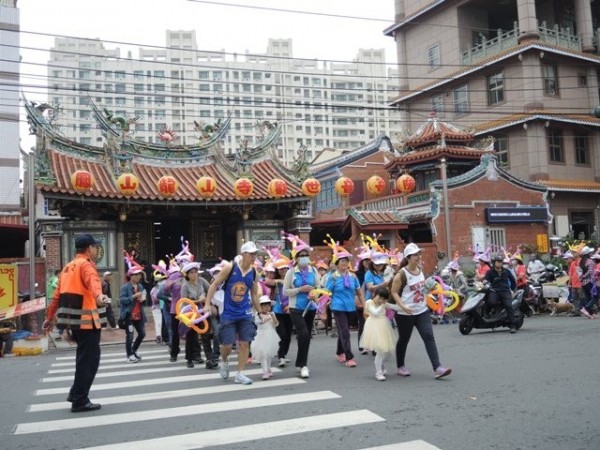 民眾踩街巡禮國定古蹟鳳山龍山寺。（記者陳文嬋翻攝）