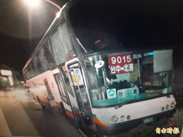 台中客運衝上安全島，所幸車上乘客及司機都沒有受傷。（記者廖淑玲攝）