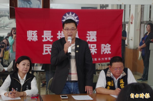 國民黨斗六市黨部主委林聖爵（中）呼籲黨中央用全民調決定縣長參選人，讓黨意貼近民意。（記者林國賢攝）