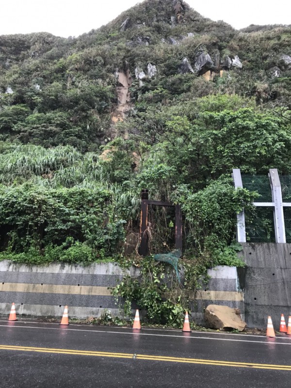 連日下雨,基隆北寧路又有落石掉落。(記者林欣漢翻攝)
