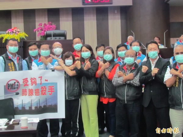 南投縣府官員和議員戴口罩,向台中火電發電廠造成嚴重空污之達抗議。(記者陳鳳麗攝)