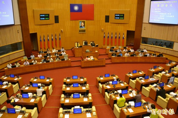 屏東縣議會完成縣府明年度總預算審查。(記者侯承旭攝)