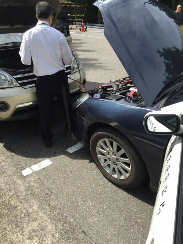 警當街修運鈔車。（記者鄭景議翻攝）