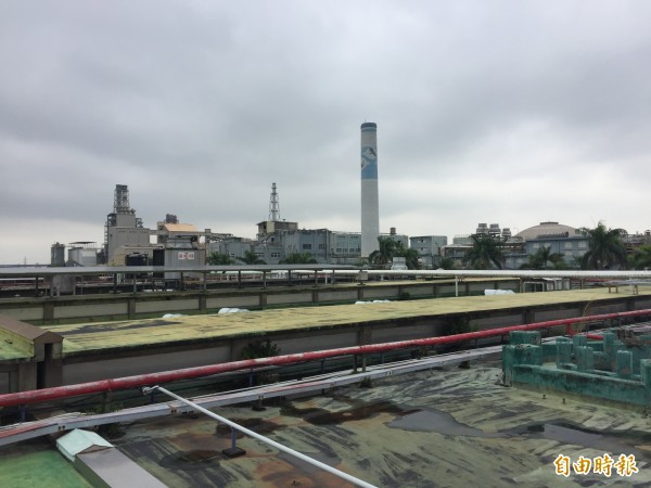 生醫館屋頂架設一條細長、如停車棚架的太陽能板。(記者張聰秋攝)