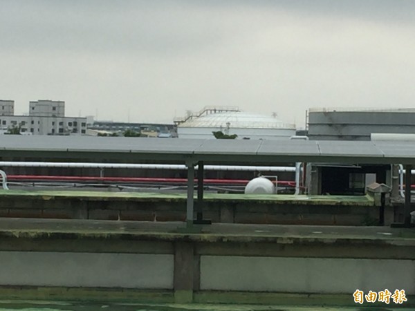 生醫館屋頂種電自己自足。(記者張聰秋攝)