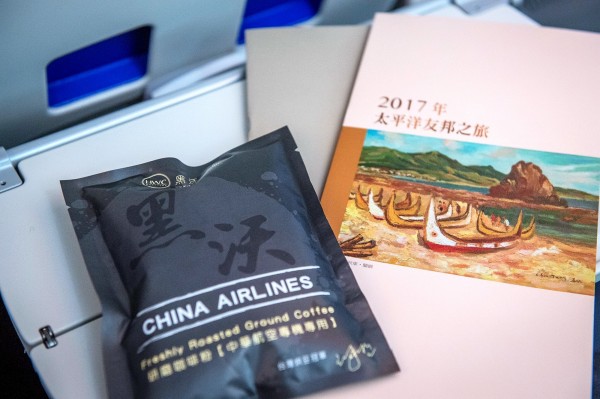 太平洋友邦之旅專機上提供的咖啡包來自台中。（圖由黑沃咖啡提供）