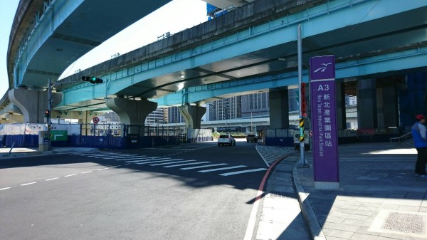 機捷新北產業園區站外斑馬線因沒有銜接無障礙坡道，造成輪椅族、娃娃車上下人行道的不便。（議員何淑峰提供）