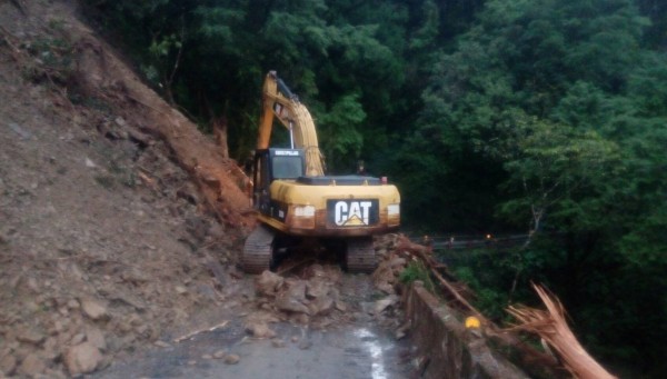 台七線明池路段出現土石坍塌,工程單位投入搶修,已於入夜前搶通。(記者張議晨翻攝)