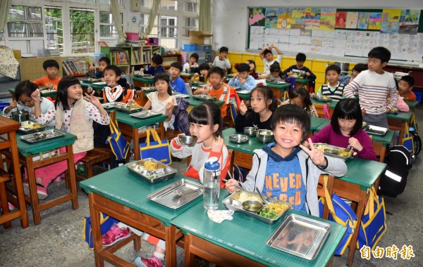 中壢青埔國小學童享用米其林級營養午餐，吃得津津有味。（記者李容萍攝）