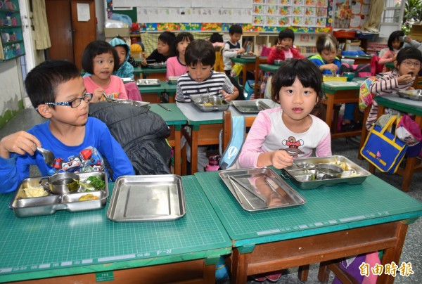 中壢青埔國小學童享用米其林級營養午餐，吃得津津有味。（記者李容萍攝）