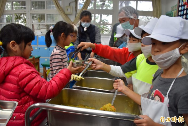 中壢青埔國小今天營養午餐有黃金蘿蔔糕、豆薯炒蛋、蒸青菜加醬汁、白菜海帶豆腐湯菜色，學童打菜覺得新鮮。（記者李容萍攝）