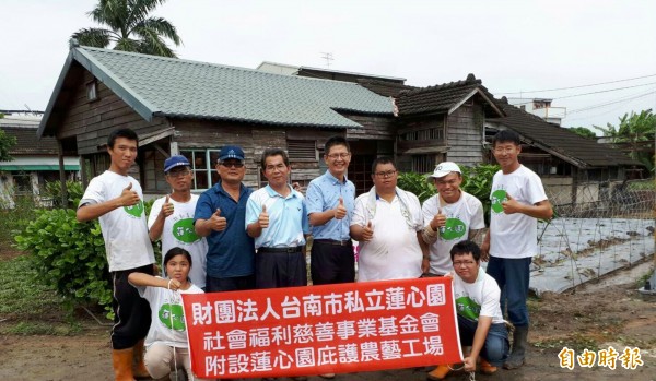 後壁國小開闢愛心農場，邀請蓮心園庇護農藝工廠院生指導，未來收成的蔬果除作為學校營養午餐，也可分送社區需要者，或進行義賣後將所得捐贈蓮心園。（記者王涵平攝）