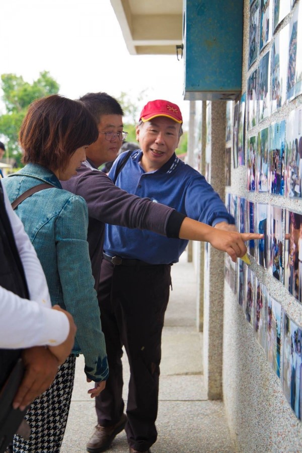 榮光村居民驚訝指著40年前的自己。（邱明憲提供）