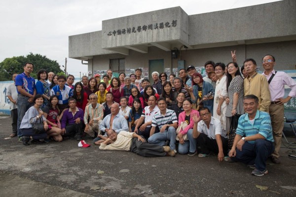 曾經服務榮光村的政大社會服務隊大學生重返，與當年學童一起合影留念。（邱明憲提供）