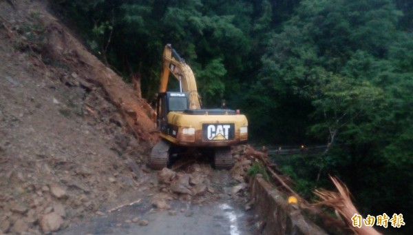 台7線明池路段今發生土石崩塌,考量山區降雨不斷,今晚10時起台7線66.2K至74.8K實施預警性封路。(記者張議晨攝)
