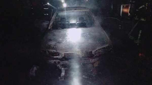 汽車付之一炬。(圖由消防局提供)