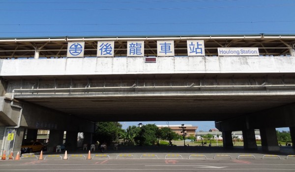 後龍車站今早發生區間車電纜脫落事故，導致車內約300名通勤族誤點約一小時。（記者鄭名翔翻攝）