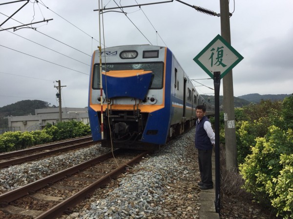 一輛區間車北上進站苗栗後龍站前，因電纜脫落，導致約300名乘客誤點一小時。（記者鄭名翔翻攝）