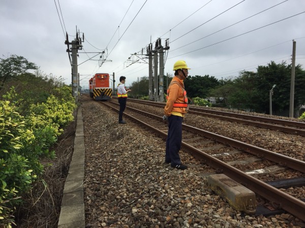 台鐵人員緊急搶修中，目前維持通車不受影響。（記者鄭名翔翻攝）