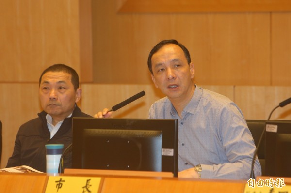 新北市長朱立倫今天在市政會議表示,瑞士的時間銀行政策,全國第一個推行的城市就是新北市,只是名稱叫作「佈老志工」,已經推行四年多,卻有很多人不知道,要求相關局處檢討。(記者賴筱桐攝)