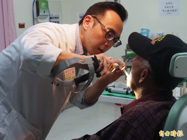 定期做口腔黏膜檢查,有助提早發現口腔癌。(記者王秀亭攝)
