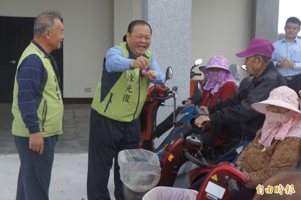 龍門漁具整補場啟用，老人家騎乘電動車前往湊熱鬧，縣長陳光復趨前噓寒問暖。（記者劉禹慶攝）