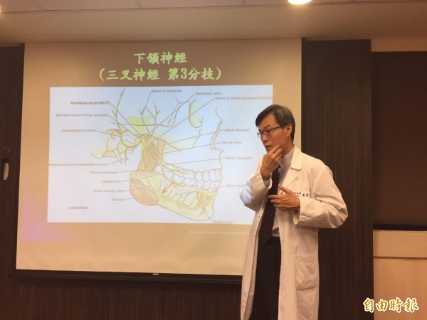 書田診所腦神經內科主任醫師黃啟訓指出,下巴若有不明原因麻木,要當心是否為癌症轉移。(記者周彥妤攝)