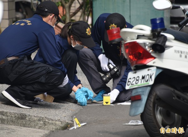 警方鑑識人員正在槍擊現場進行採證（記者葉永騫攝）