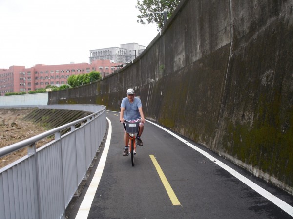 自景美溪下游左岸世新三水門至大鵬華城堤外綠地公園間的景美溪左岸自行車道完工，全長約1.45公里。（新北市高灘地工程管理處提供）